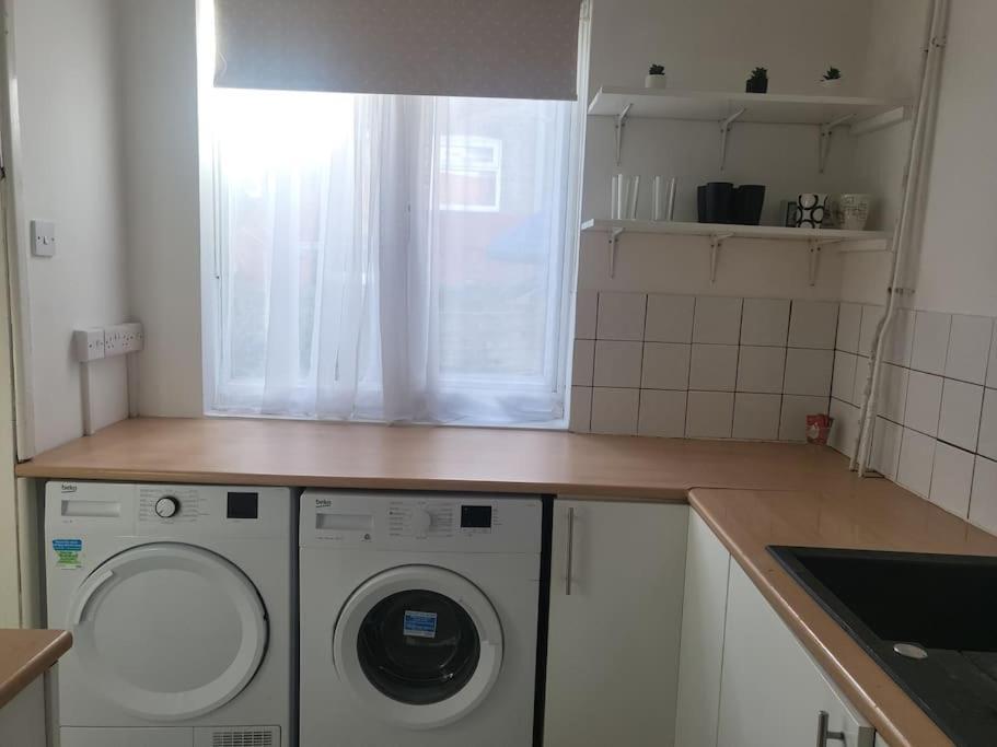 Apartamento 3 Bed House Central Luton London Luton Airport Parking Exterior foto